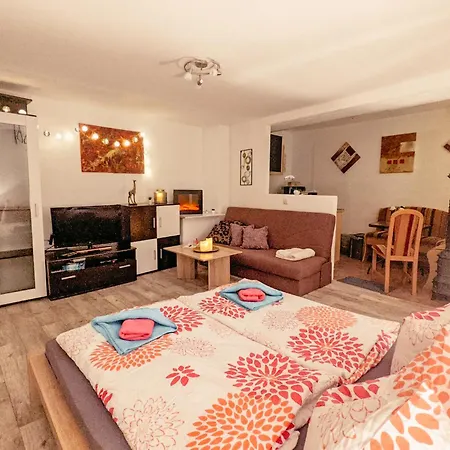 Ferienhaus Familienwohnung Für 3 Mit Sauna, Pool&terrasse - Famzi *