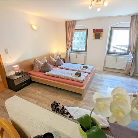 Ferienhaus Familienwohnung Für 3 Mit Sauna, Pool&terrasse - Famzi