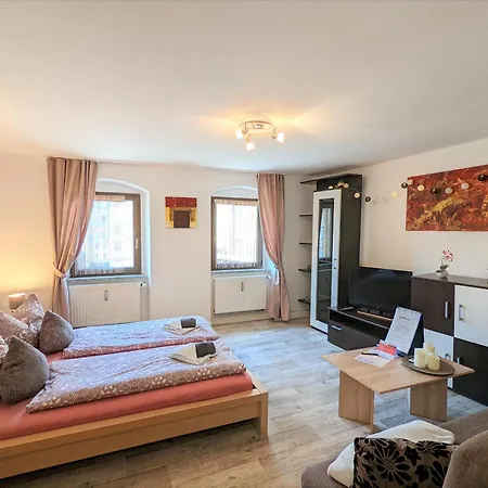 Ferienhaus Familienwohnung Für 3 Mit Sauna, Pool&terrasse - Famzi