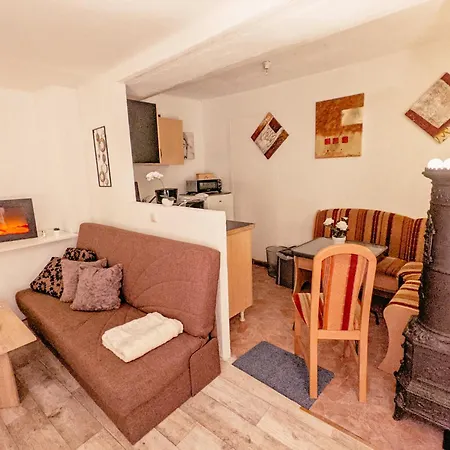 Ferienhaus Familienwohnung Für 3 Mit Sauna, Pool&terrasse - Famzi *