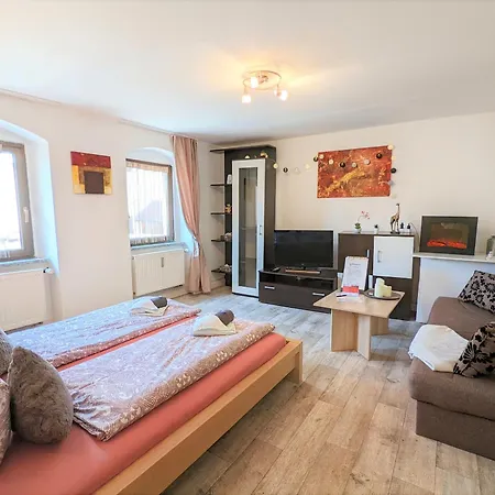 Semesterbostad Famzi - Urlaubsmagie - Familienwohnung Mit Gemeinschaftsgarten, -sauna & -pool